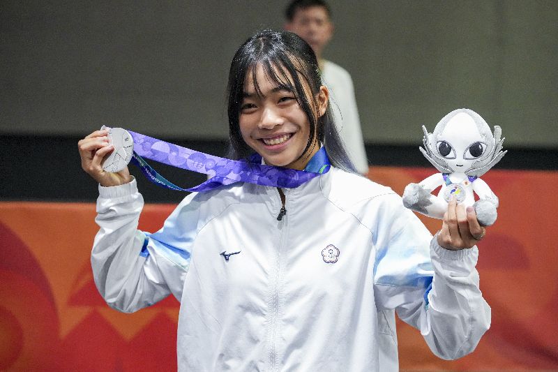 台灣14歲滑板女將林逸凡在2026愛知名古屋亞運女子公園式決賽以85.15分摘銀,成為台灣亞運史上首名滑板獎牌得主,頒獎後她開心展示銀牌與大會吉祥物