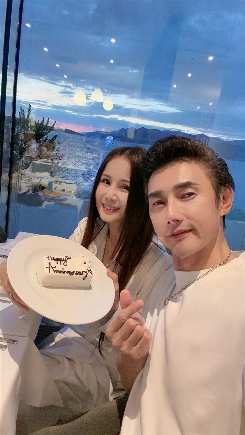 包偉銘與劉依純日前歡度結婚11周年。(圖/翰森娛樂提供)