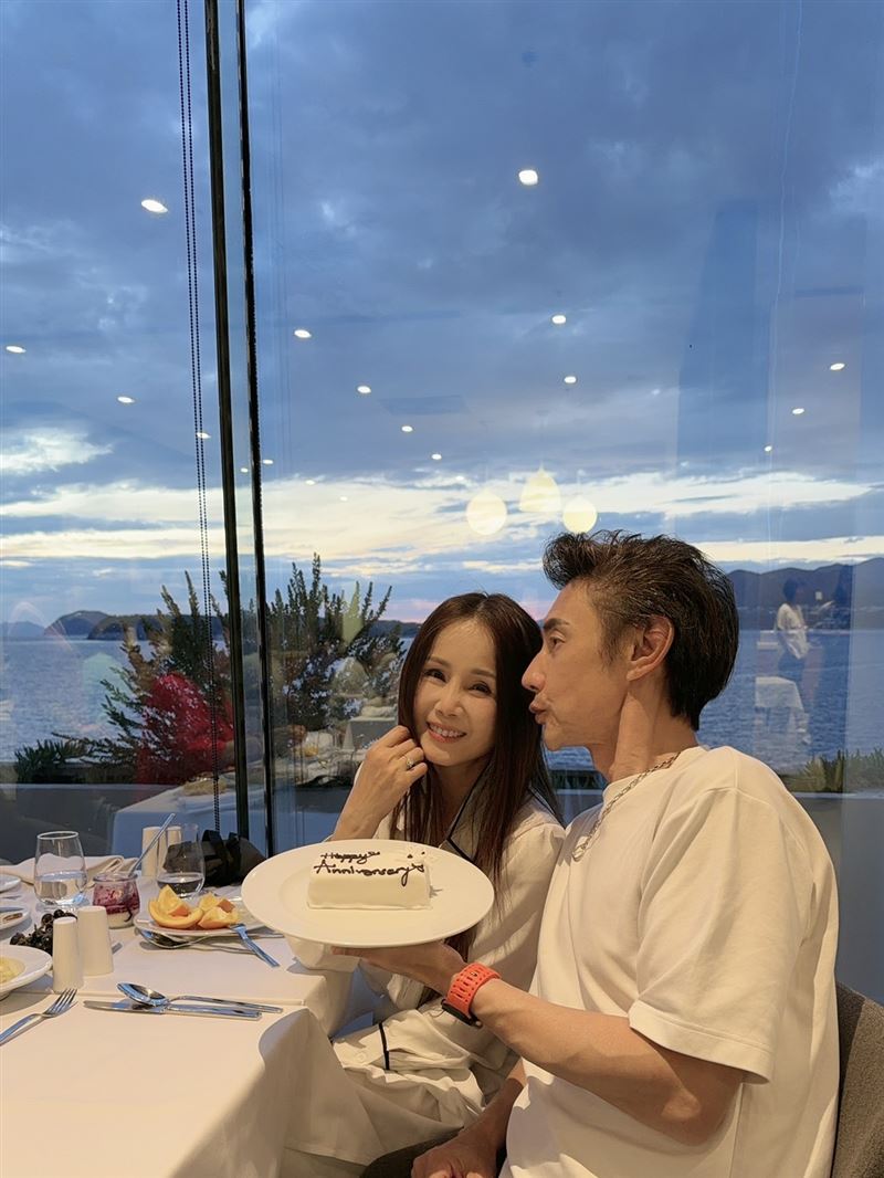 包偉銘與劉依純日前歡度結婚11周年。(圖/翰森娛樂提供)