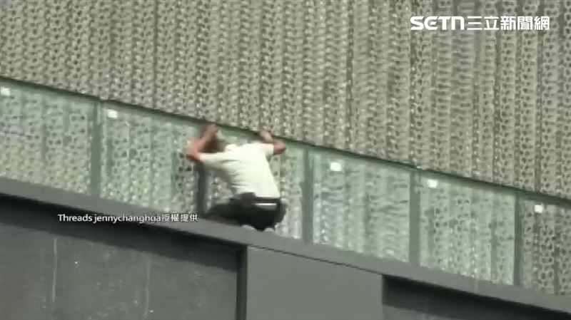 玩命施工?32層大樓工人玻璃圍欄踩塑膠椅