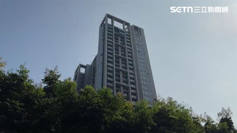 驚險一幕就發生在台中西屯區市政路上的建案,地上32層規劃170戶住家