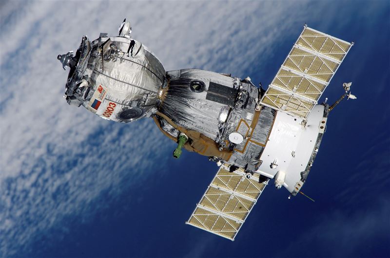 Google預計在明年發射兩顆衛星,並計了由80多顆衛星組成的衛星群,這些衛星將以緊密的編隊飛行,在運作時相互通訊。(示意圖/PIXABAY)