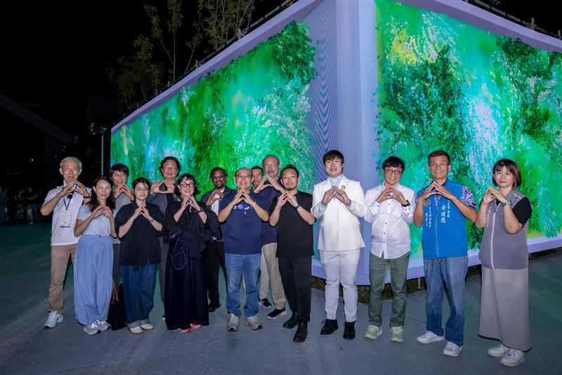 2026台灣設計展登場,大型光影藝術展演《城市之鏡》點亮桃美館,蒞臨開幕記者會的貴賓。(圖/桃園市政府文化局提供)