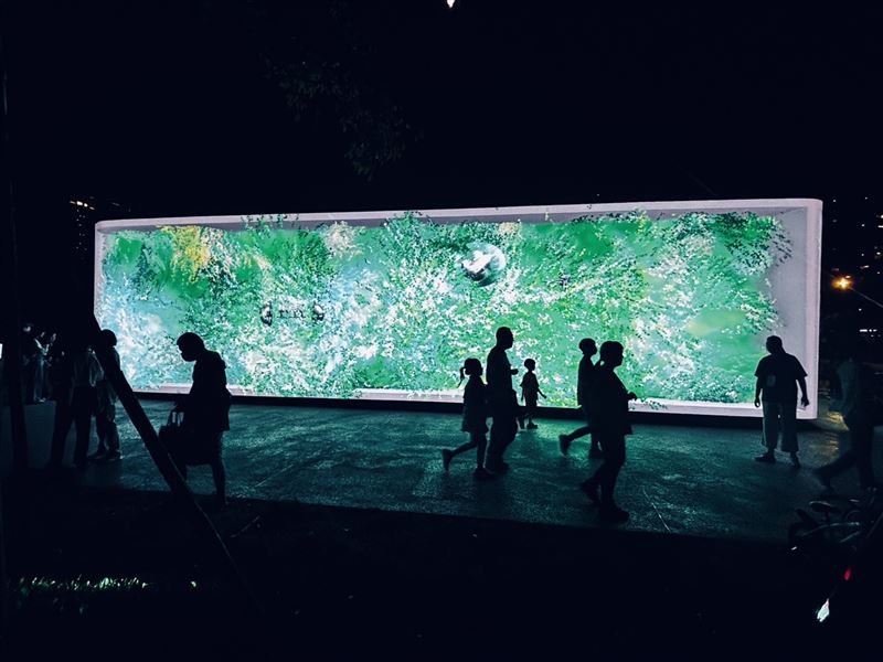2026台灣設計展登場,大型光影藝術展演《城市之鏡》點亮桃美館。(圖/桃園市政府文化局提供)