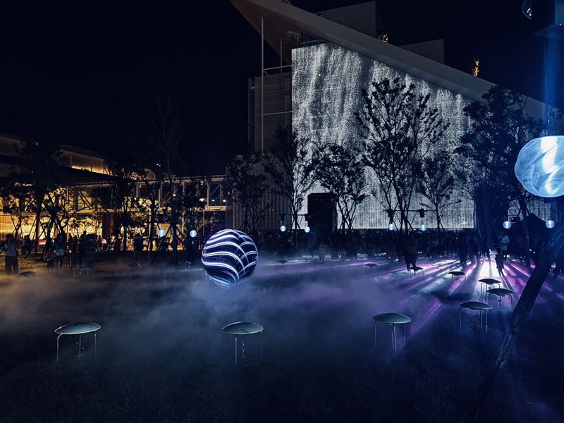 2026台灣設計展登場,大型光影藝術展演《城市之鏡》點亮桃美館。(圖/桃園市政府文化局提供)