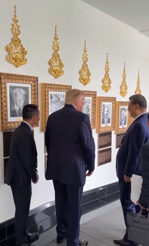 美國總統川普在與中國國家主席習近平正式會談前,先為他導覽前總統肖像。當中本應拜登肖象的地方,竟成為一幅自動千名筆的照片,惹得習近平當場忍不住笑出來。(圖/翻攝自X平台 @WhiteHouse)