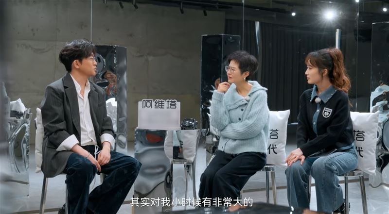 蘇有朋在節目中罕見揭開自己的童年創傷。(圖/翻攝自微博@背后)