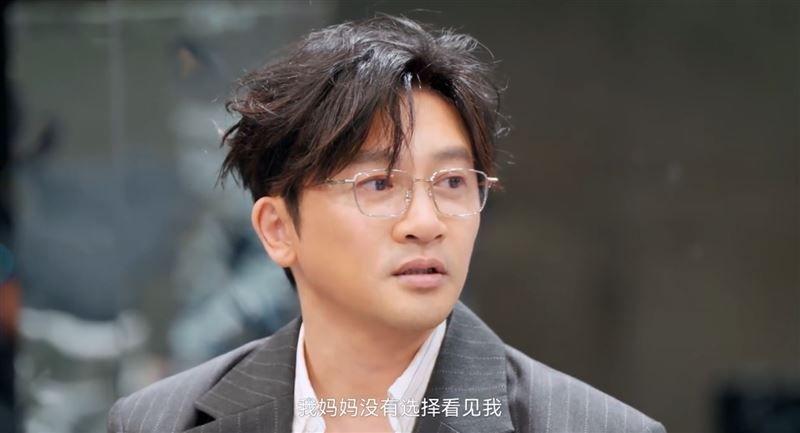 蘇有朋坦言,自己從即使考到滿分,仍然沒有被母親看見。(圖/翻攝自微博@背后)