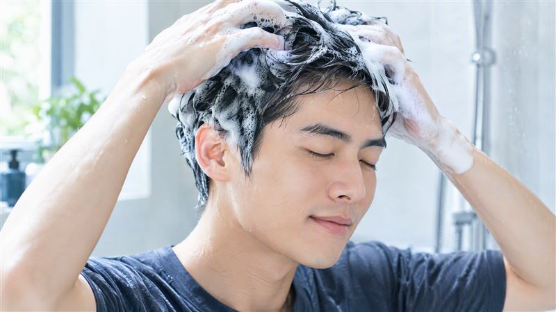 洗頭不是洗越多次越乾淨!日本髮型師提醒,多數情況洗1次即可,若使用造型品或大量流汗,再洗第2次,避免過度清潔。(示意圖/AI製圖)