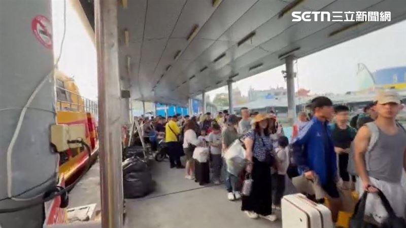 連續假期小琉球湧入遊客,交通船6點就加開班次疏運旅客