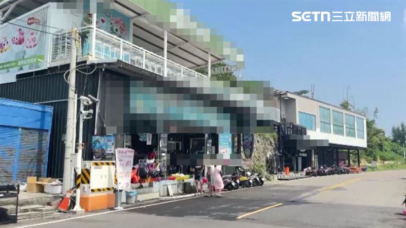 厚石沙灘對面的店面有民宿、冰店以及水上活動業者,但這地點是都市計畫保護區