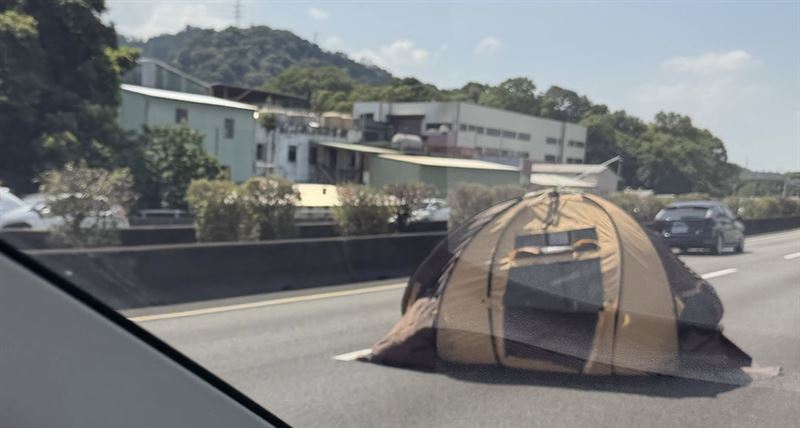 今(25)日為中秋連假第一天,有許多民眾於國道3號南向路段目擊到帳篷掉落在路上。(圖/翻攝自Threads)