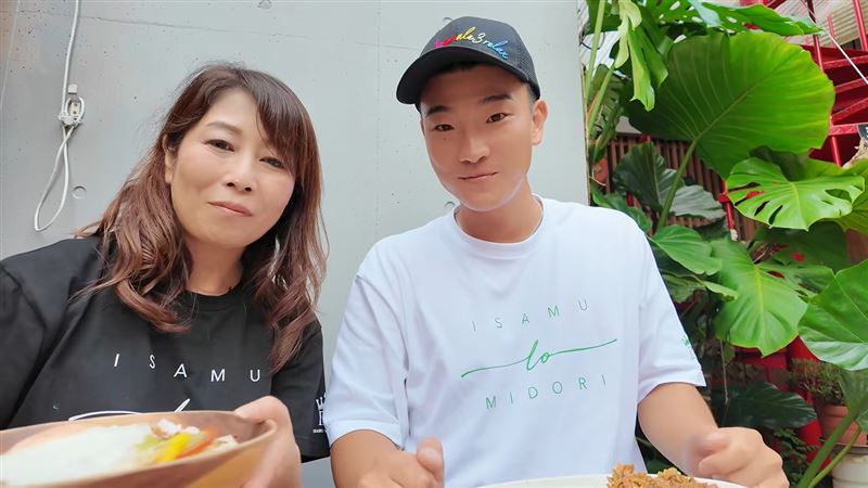 34歲的伊佐武（右）一見鍾情55歲的綠，展開深情的追求攻勢。（圖／取自イサムとみどり YouTube）