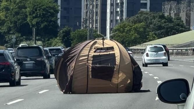 國道變露營區?路中驚見帳篷 網笑:很勇