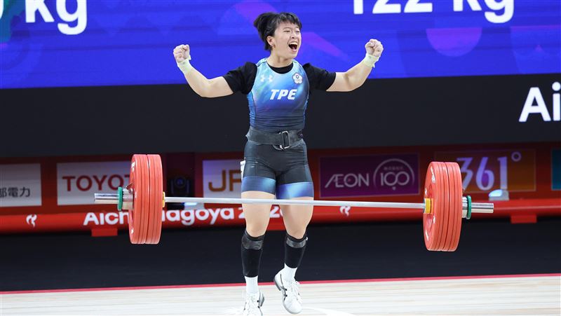 台灣舉重好手陳冠伶在女子57KG級決賽以抓舉95公斤、挺舉122公斤、總計217公斤,奪得銅牌,這也是台灣代表團本屆亞運的首面舉重獎牌。(圖/代表團提供)