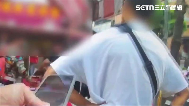 北市陳男前往霞海城隍廟參拜時,打了章姓廟公1巴掌。(圖/翻攝畫面)