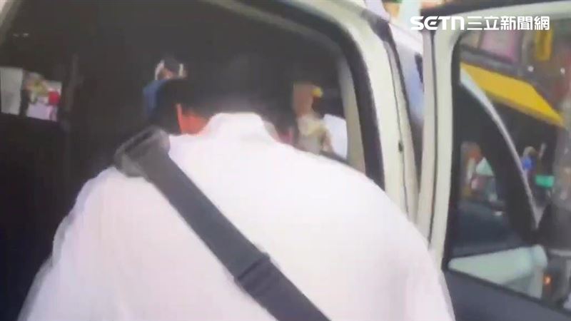 北市陳男前往霞海城隍廟參拜時,打了章姓廟公1巴掌。(圖/翻攝畫面)