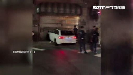 新竹2車對撞　休旅車失控衝進牙醫診所
