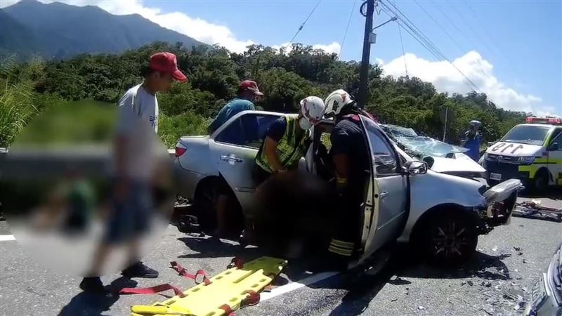 坐在右後座的男童媽媽林女當場噴飛,頭部重創身亡。(圖/翻攝畫面)