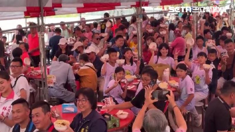「泡麵土地公」慶生日 石龍宮千人吃泡麵