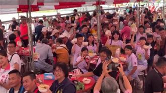 「泡麵土地公」慶生日　石龍宮千人吃泡麵