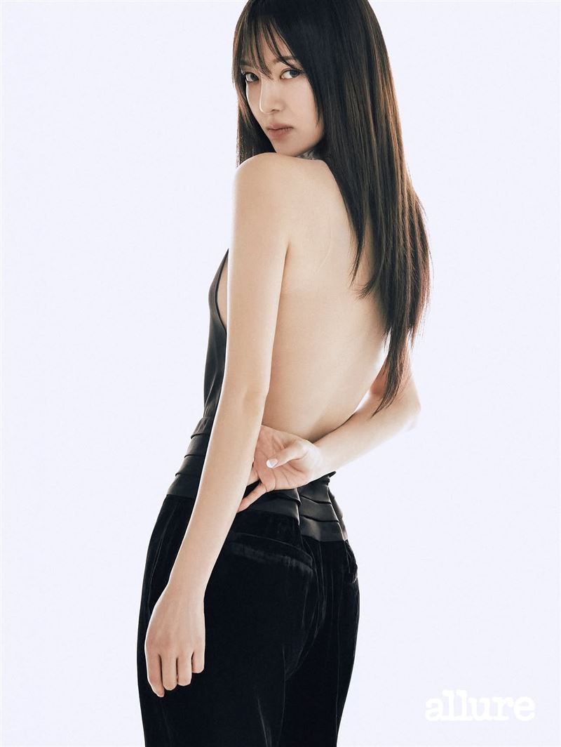 孝淵換上大膽裸背禮服,幾乎完整展現美背線條。(圖/翻攝自IG @hyoyeon_x_x)