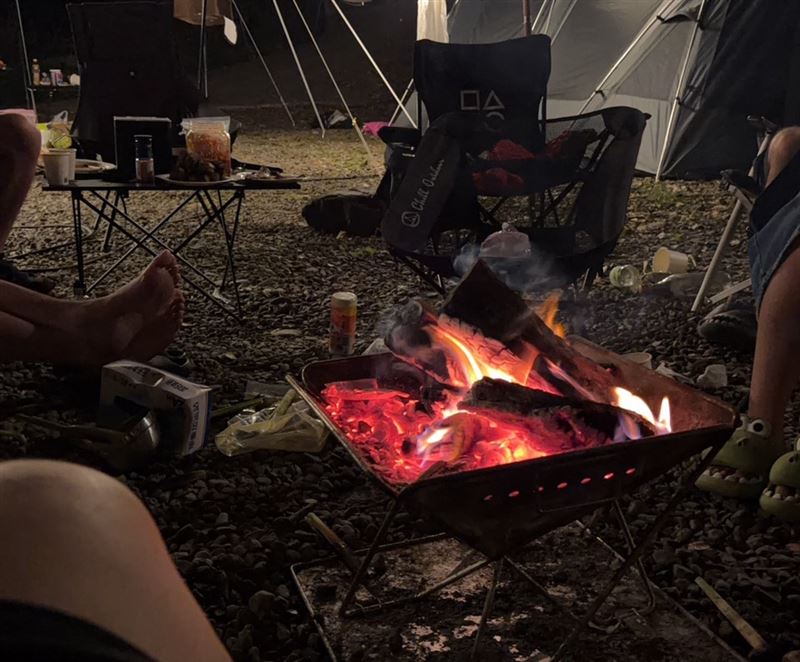 醫師示警，若高油脂食材在燒烤過程中油脂滴落炭火，容易突然竄火，民眾若靠得太近翻動食材，臉部、頸部及雙手都可能遭到灼傷。（圖／更新醫院提供）