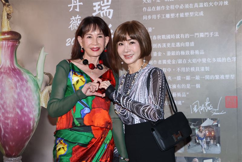 資深藝人陳美鳳(右)以嘉賓的身份出席周丹薇(左)的琉璃展覽。(圖/記者鄭孟晃攝影)