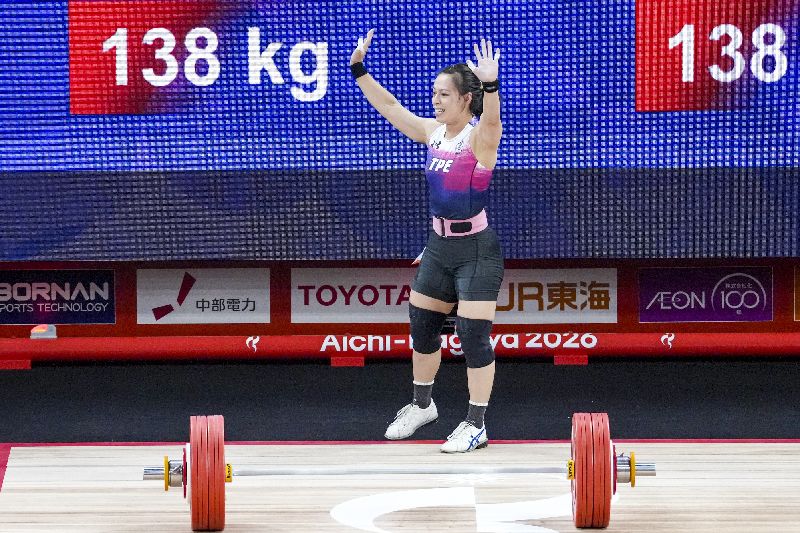 郭婞淳25日在亞運女子61公斤級決賽登場，挺舉最後一把挑戰138公斤惜未成功，起身後仍面帶笑容向現場觀眾揮手致意。（圖／中央社）