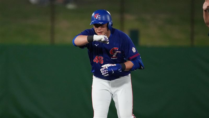 愛知-名古屋亞運棒球項目,台灣隊三壘手劉基鴻連2打席敲出二壘安打。(圖/代表團提供)