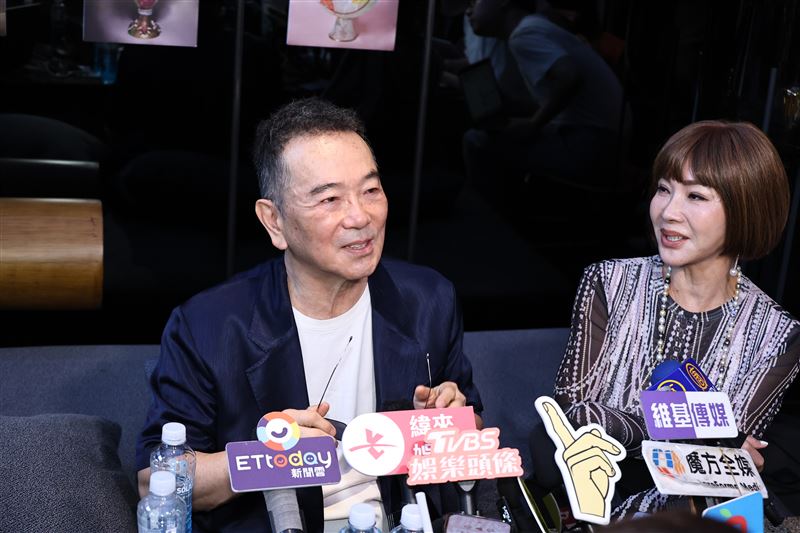 張晨光在受訪過程中驚喜宣布升格阿公,陳美鳳在一旁聽到喜訊後尖叫連連。(圖/記者鄭孟晃攝影)