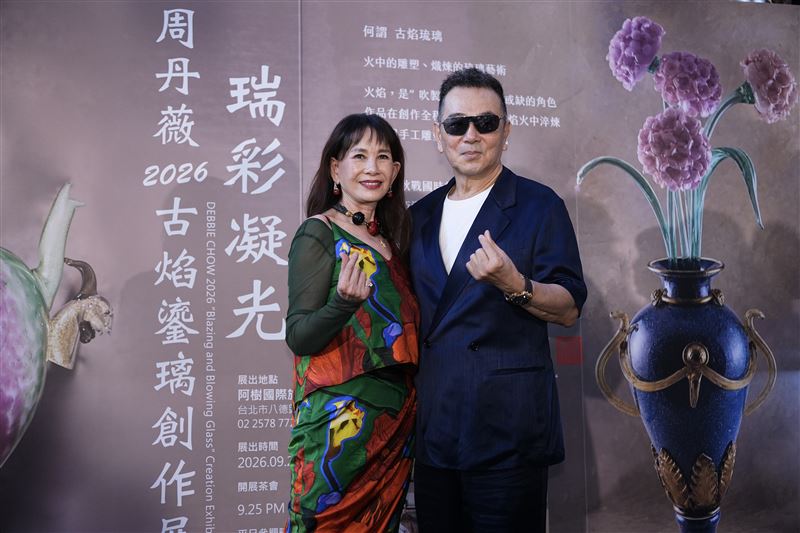 張晨光以嘉賓身份出席周丹薇的琉璃展覽。(圖/記者鄭孟晃攝影)