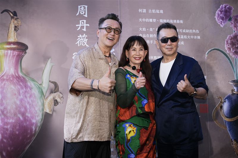 何篤霖（左）、張晨光（右）等人出席好友周丹薇（中）琉璃展覽活動。（圖／記者鄭孟晃攝影）