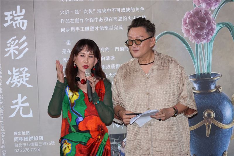 何篤霖（右）替周丹薇（左）主持展覽開幕記者會。（圖／記者鄭孟晃攝影）