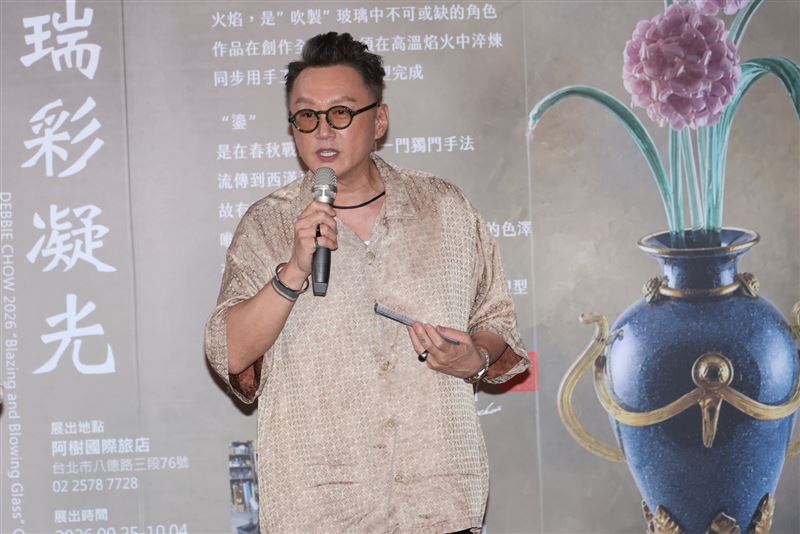 何篤霖在受訪過程中吐露遭拔24年主持棒心聲。（圖／記者鄭孟晃攝影）