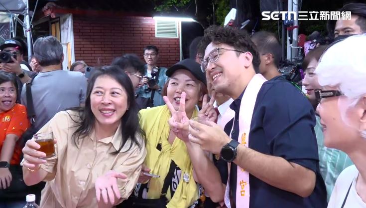 沈伯洋出席興雅福德宮中秋聯歡餐會,與現場民眾開心合影。(圖/翻攝畫面)