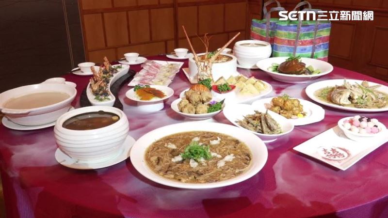 高雄有飯店推出單人辦桌,250個名額開放後幾乎被秒殺,業者分析有三成客人都是一個人來吃,除了辦桌單人燒肉也成為過節新選擇
