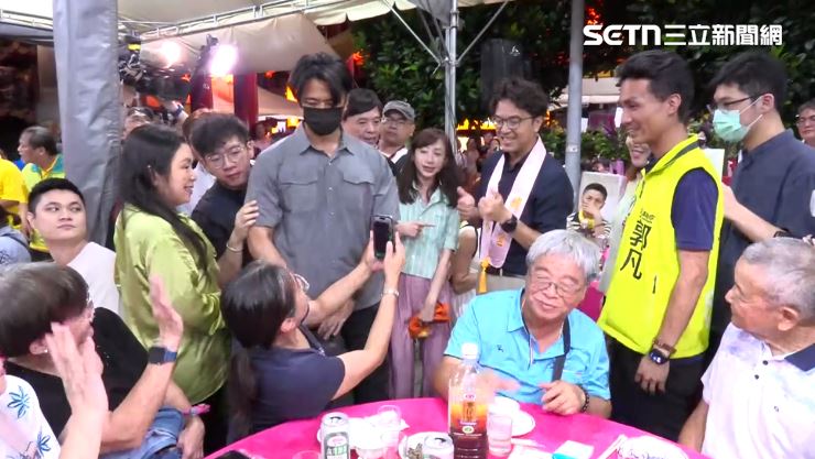 沈伯洋出席興雅福德宮中秋聯歡餐會,與現場民眾互動。(圖/翻攝畫面)