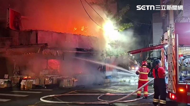 嘉義市延平街跟和平路口的水果攤發生火警,水果攤老闆娘因為中秋節特別進了很多水果,結果大火幾乎燒光