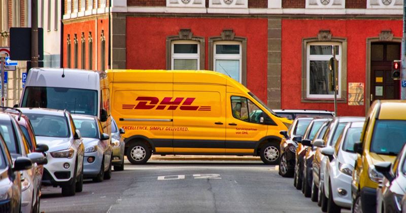 DHL國際快遞宣布台灣年度價格調整,2027年1月1日起平均漲幅預估約4.9%。(示意圖/Pixabay)