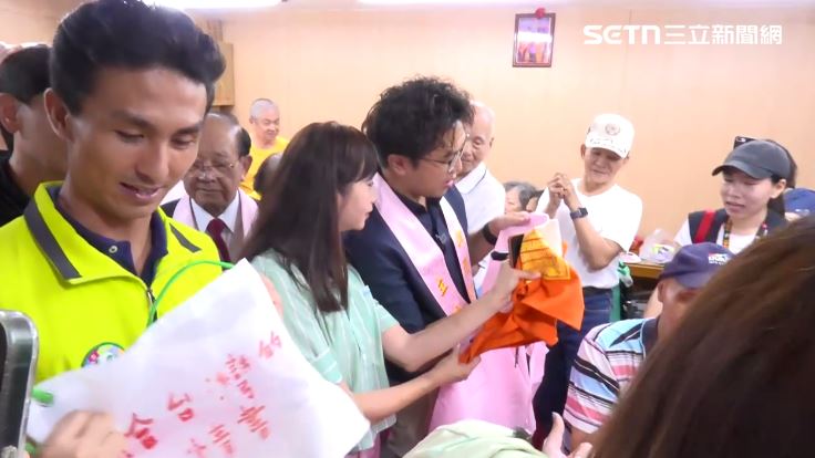 沈伯洋出席興雅福德宮中秋聯歡餐會,簽名邀約不斷,他也逐一回應。(圖/翻攝畫面)