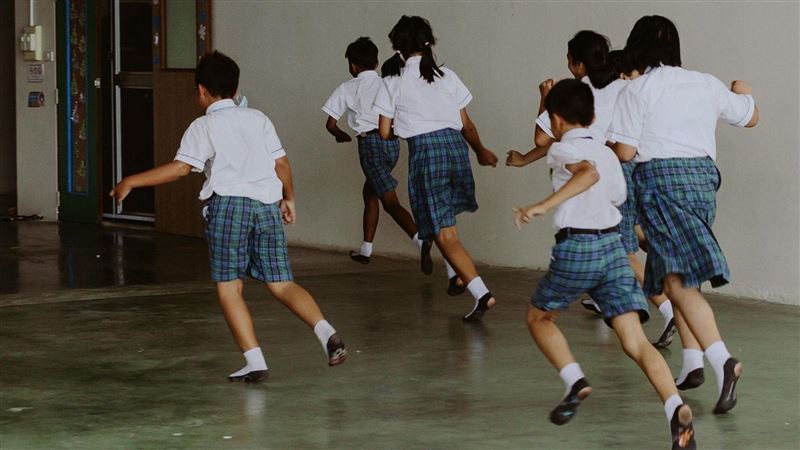 小學生丟沙包滑倒脫臼！家長隔2年告老師