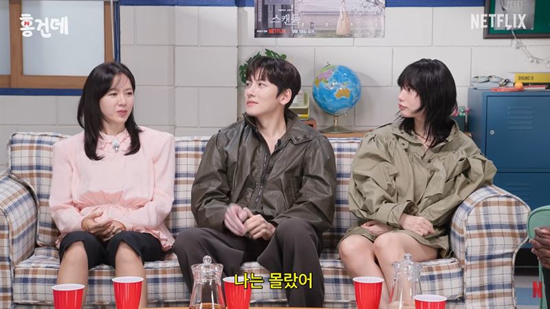 孫藝真和NANA對劇組中的曖昧八卦完全不知情。(圖/翻攝自YouTube-Netflix Korea 넷플릭스 코리아)