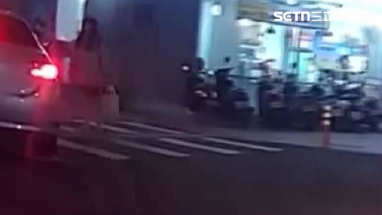 駕駛轉彎不禮讓! 險撞學生還嗆聲慘了