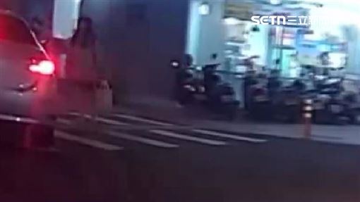 駕駛轉彎不禮讓！　險撞學生還嗆聲慘了