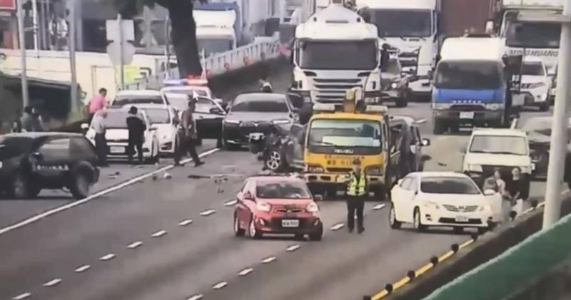 今年5月27國道發生毒駕車禍,造成十人受傷、八車毀損。(圖/報系資料照)