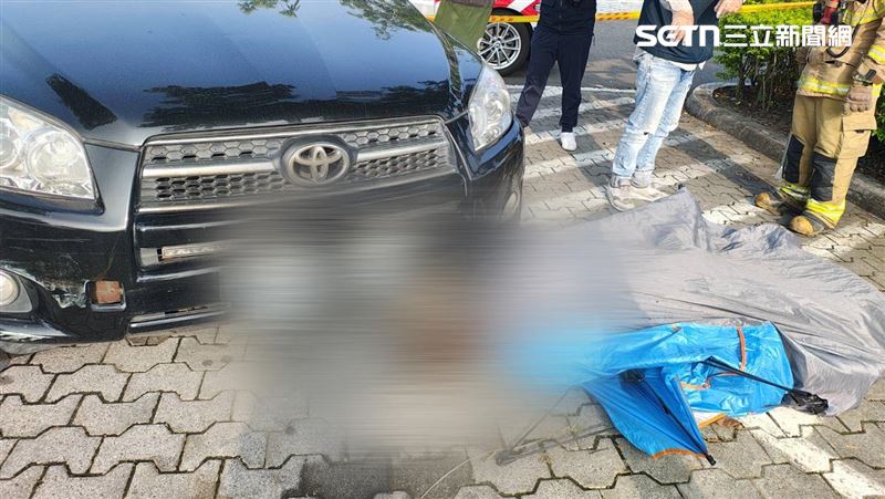70歲婦人半夜上完廁所回帳篷後,發生劇烈晃動,人不支倒地拉垮骨架,隨後遭包裹其中就此沒了任何動靜。(圖/翻攝畫面)