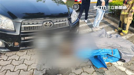 帳篷骨架晃動…警割開見「包裹腐爛女屍」