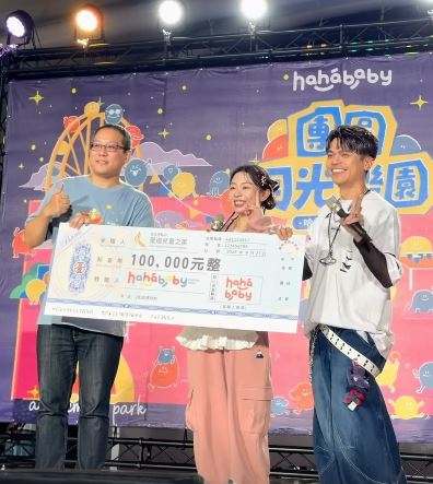 蔡阿嘎與妻子二伯今(25)日出席品牌舉辦的「團圓月光樂園:哈比中秋家庭日」活動。(圖/翻攝自IG @yga0721)