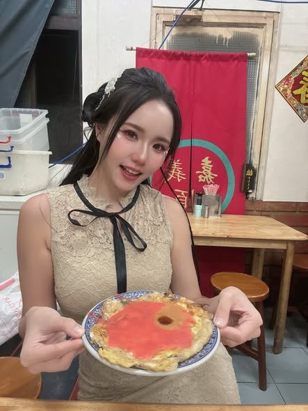 Angela寶7到桃園吃「嘉義順蚵仔煎」，被隔壁小哥搭訕。（圖／翻攝自王妃天崩開局穿越整頓霸凌者佀廣洋臉書）
